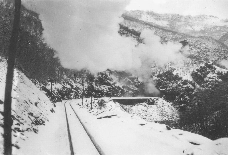 Humo saliendo del túnel de Olloki en la nieve.